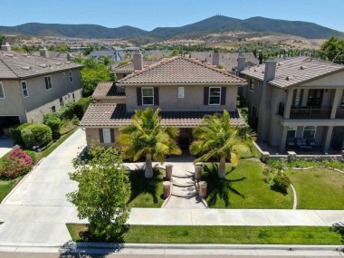 San Diego 'nun banliyölerindeki büyük villanın hava manzarası.