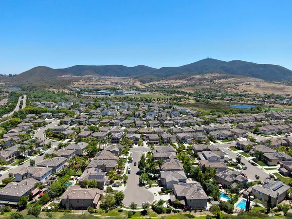 Vista aérea do bairro suburbano com grandes mansões em San Diego — Fotografia de Stock