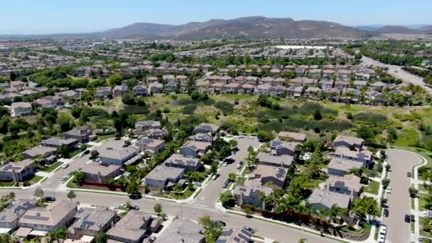 Luchtfoto van voorstedelijke wijk met grote herenhuizen in San Diego — Stockvideo