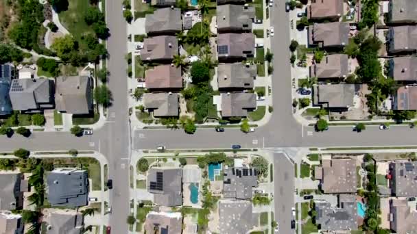 Vue aérienne du quartier de banlieue avec de grandes demeures à San Diego — Video