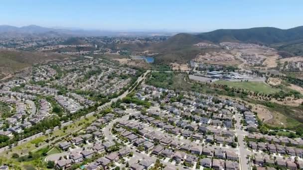 Veduta aerea del quartiere suburbano con grandi palazzi a San Diego — Video Stock