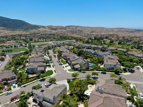 Vista aérea do bairro suburbano com grandes mansões com piscina em San Diego — Fotografia de Stock