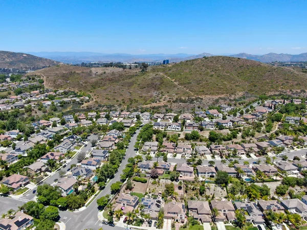 Aerial view of suburban neighborhood with big mansions with pool in San Diego — Stock Photo, Image