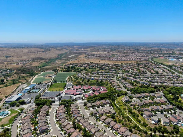 Luchtfoto van voorstedelijke wijk met grote herenhuizen in San Diego — Stockfoto