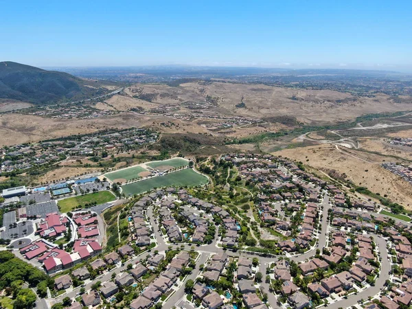 Vista aérea do bairro suburbano com grandes mansões em San Diego — Fotografia de Stock