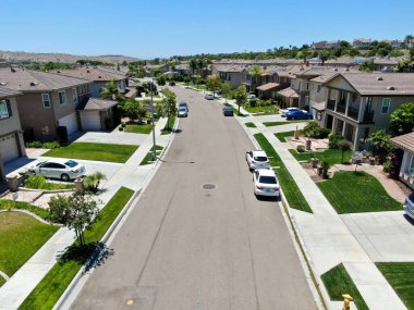San Diego 'nun banliyölerindeki büyük villaların hava manzarası.