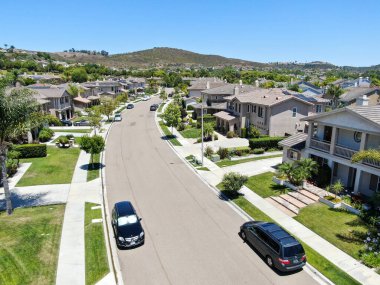 San Diego 'nun banliyölerindeki büyük villaların hava manzarası.