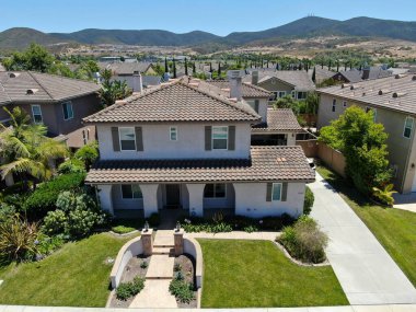 San Diego 'nun banliyölerindeki büyük villanın hava manzarası.