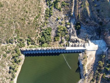 Bernardo Dağı ile çevrili Hodges Gölü manzarası, San Diego County, California