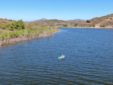 San Diego County, Kaliforniya 'daki Hodges Gölü' nde kayak yapan adamın hava görüntüsü.