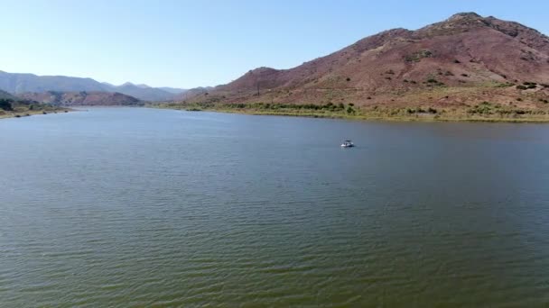 Vista aérea de Inland Lake Hodges e Bernardo Mountain, Condado de San Diego, Califórnia — Vídeo de Stock