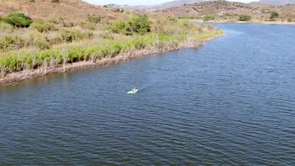 Vue aérienne de l'homme kayak sur le lac Hodges, comté de San Diego, Californie — Video