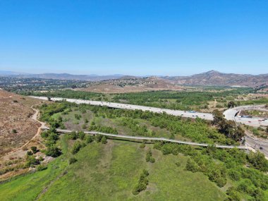 Arka planda otoban yolu olan Bernardo Dağı 'nın havadan görünüşü. San Diego mu? Kaliforniya