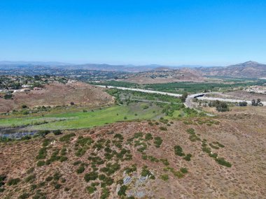 Arka planda otoban yolu olan Bernardo Dağı 'nın havadan görünüşü. San Diego mu? Kaliforniya