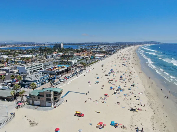 Légi felvétel az emberek a strandon élvezi a nyári kék nap, Pacific Beach, San Diego — Stock Fotó