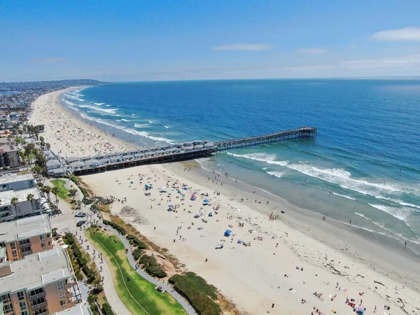 Légi felvétel az emberek a strandon a móló alatt kék nap, Pacific Beach, San Diego — Stock Fotó