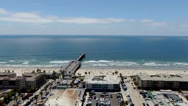Widok z lotu ptaka na plażę z molo w czasie dnia niebieskiego, Pacific Beach, San Diego — Wideo stockowe