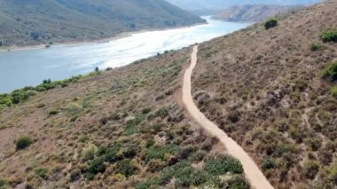 Hodges Gölü ve Bernardo Dağı 'ndaki patika görüntüsü, San Diego County, Kaliforniya