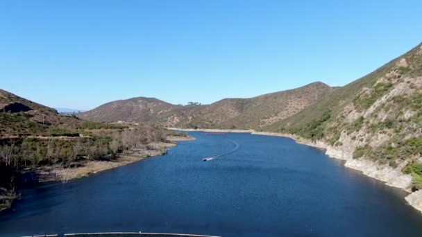 Вид с воздуха на Inland Lake Hodges and Bernardo Mountain, San Diego County, California — стоковое видео