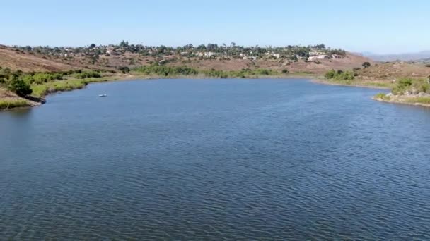 Vista aérea de Inland Lake Hodges y Bernardo Mountain, Condado de San Diego, California — Vídeos de Stock