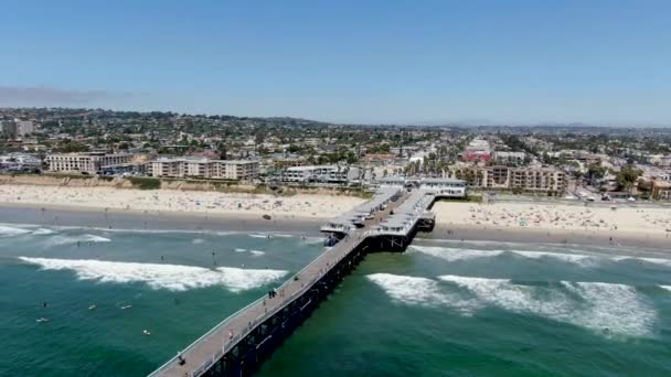 Veduta aerea del Pacific Beach Pier durante la giornata estiva blu San Diego — Video Stock