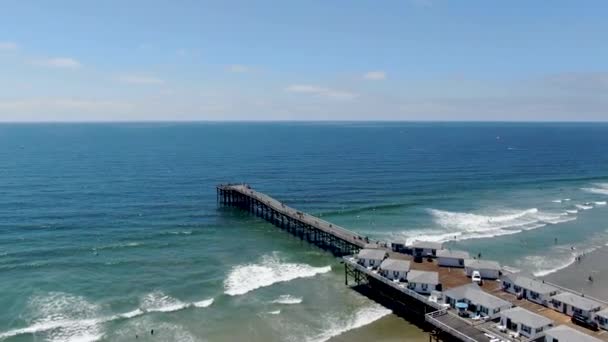 Widok z lotu ptaka Pacific Beach Pier w niebieski letni dzień San Diego — Wideo stockowe