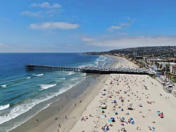 Luchtfoto van mensen aan het strand met de pier met tijdens blauwe dag, Pacific Beach, San Diego — Stockfoto