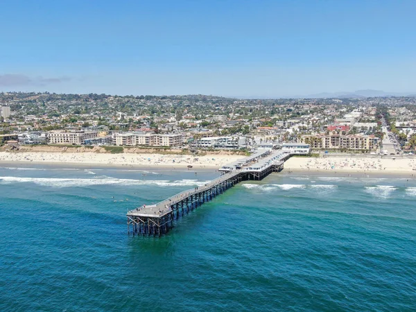 Flygfoto av människor på stranden med piren med under blå dag, Pacific Beach, San Diego — Stockfoto