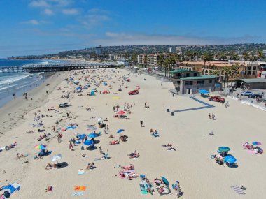 Pasifik Sahili, San Diego 'da yazın mavi gününün tadını çıkaran insanların hava manzarası.