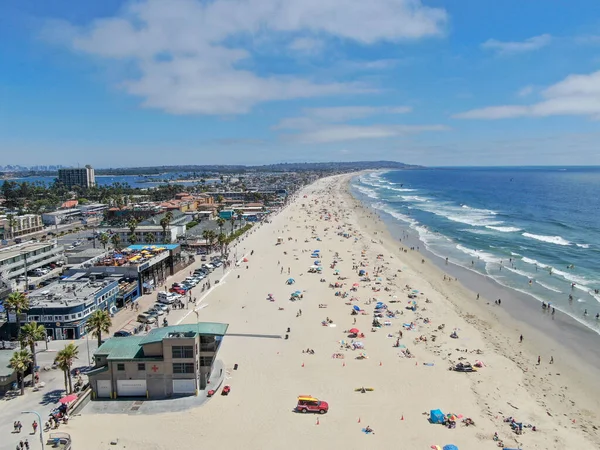 Légi felvétel az emberek a strandon élvezi a nyári kék nap, Pacific Beach, San Diego — Stock Fotó