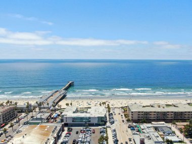 Güneşli bir günde Pasifik sahili kıyı şeridi ve rıhtım manzarası