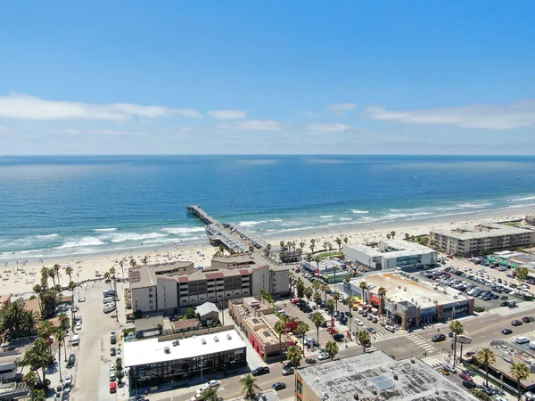 Vista aérea de la costa y muelle de Pacific Beach durante el soleado día de San Diego — Foto de Stock