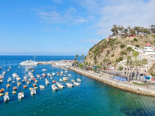 ABD 'nin Santa Catalina Adası' ndaki Avalon şehir ve körfezinin havadan görüntüsü