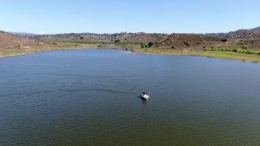San Diego County, Kaliforniya 'daki Hodges Gölü' ndeki sürat teknesinin havadan görüntüsü.