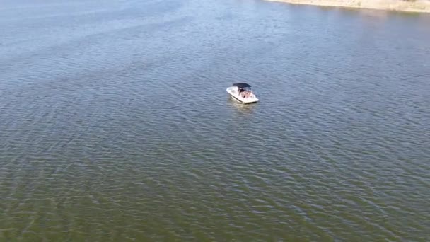 Luftaufnahme eines Schnellbootes auf dem Lake Hodges, San Diego County, Kalifornien — Stockvideo