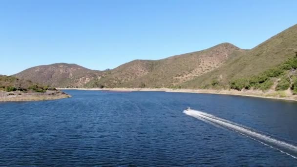 Вид с воздуха на скоростной катер на озере Ходжес, округ Сан-Диего, Калифорния — стоковое видео