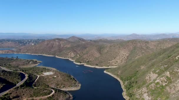 Vista aérea de Inland Lake Hodges e Bernardo Mountain, Condado de San Diego, Califórnia — Vídeo de Stock