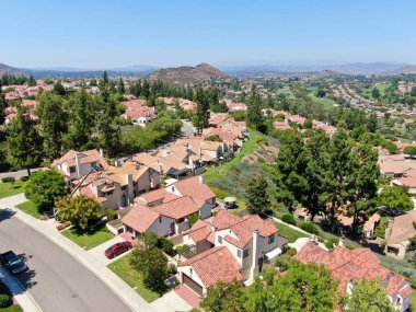 Yeşil vadideki yerleşim yerlerinin hava manzarası