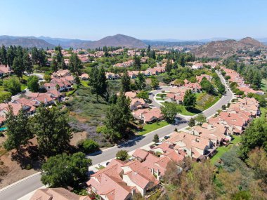 Yeşil vadideki yerleşim yerlerinin hava manzarası