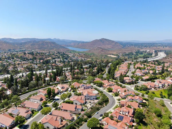 Vista aérea do bairro residencial no vale verde — Fotografia de Stock