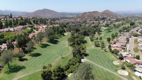 Vista aérea do golfe no bairro residencial de luxo . — Vídeo de Stock