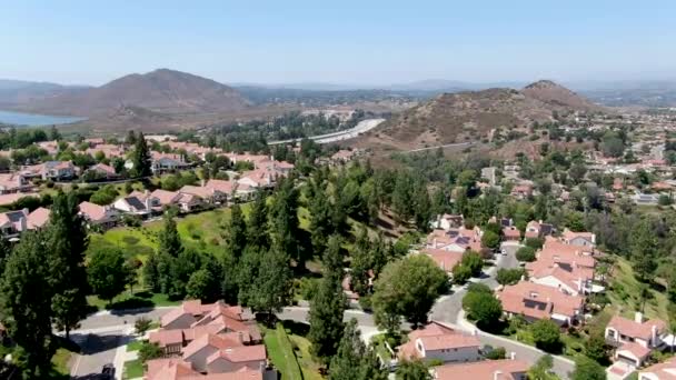 Vista aérea del barrio residencial rodeado de golf en verde valle — Vídeo de stock