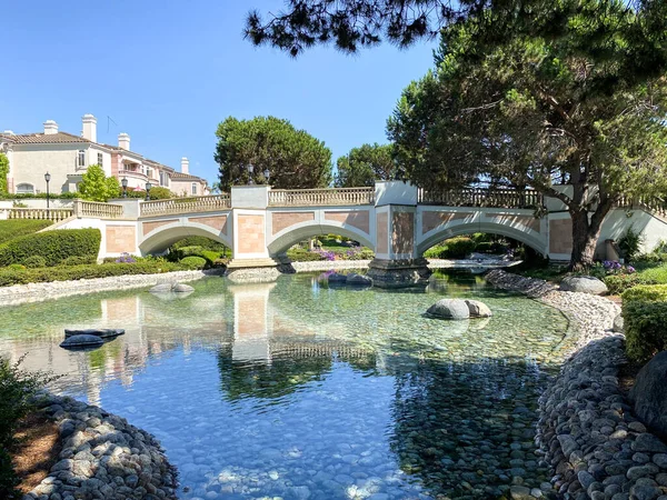 Parque Público con jardín verde y diseño paisajístico con estanque de agua y puente —  Fotos de Stock