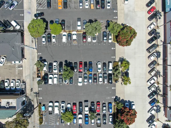 Vista superior aérea del estacionamiento con variedades de vehículos de color. —  Fotos de Stock