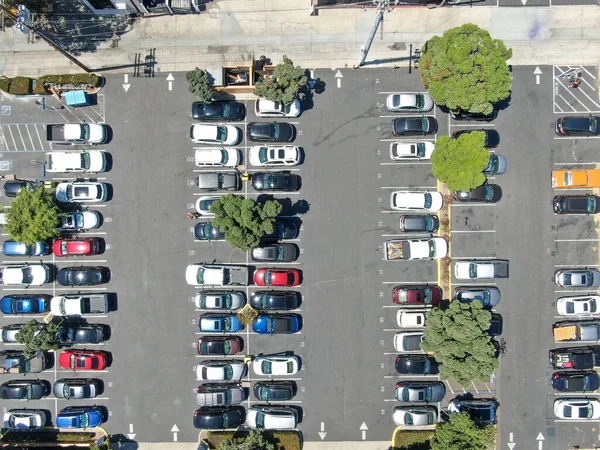 Vista aerea dall'alto del parcheggio con varietà di veicoli colorati. — Foto Stock