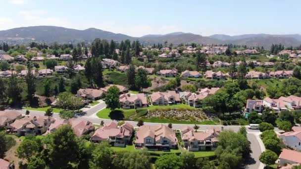 Flygfoto över bostadsområde i grön dal — Stockvideo