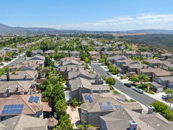 Luftaufnahme von Mittelklasse-Wohnvillen mit Solarzellen auf dem Dach — Stockfoto