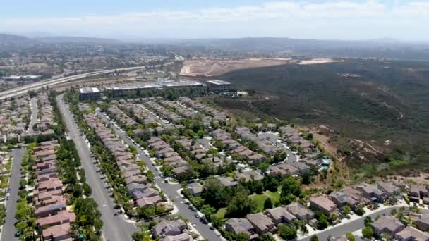 Vista aerea di Torrey Santa Fe, quartiere di suddivisione della classe media con ville residenziali — Video Stock