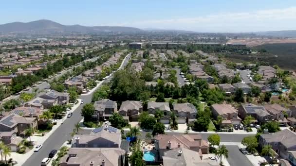 Vista aérea de Torrey Santa Fe, barrio de clase media con villas residenciales — Vídeos de Stock