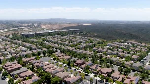 Vista aérea del barrio de subdivisión de clase media con villas residenciales — Vídeos de Stock